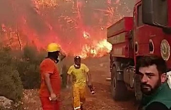 Antalya&rsquo;da ekipler alevlerin arasında kalmaktan son anda kurtuldu