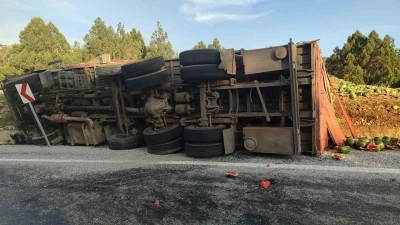 Antalya&rsquo;da karpuz y&uuml;kl&uuml; kamyon devrildi, tonlarca karpuz yol kenarına savruldu
