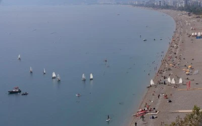 Antalya'da kasım ayında denize girmenin keyfini &ccedil;ıkardılar