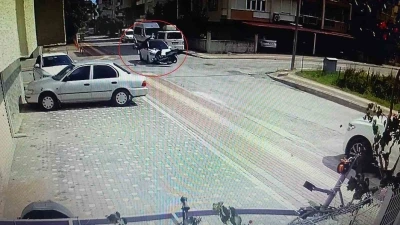 Antalya&rsquo;da otomobille &ccedil;arpışan motosiklet s&uuml;r&uuml;c&uuml;s&uuml; havada taklalar attı
