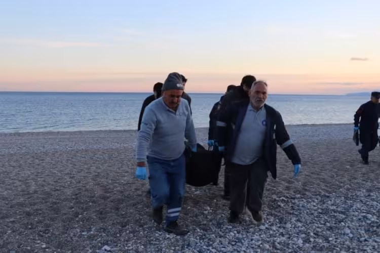 Antalya'da sahilde erkek cesedi bulundu