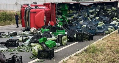 Antalya&rsquo;da sebze y&uuml;kl&uuml; kamyon ile motosiklet &ccedil;arpıştı: 3 yaralı
