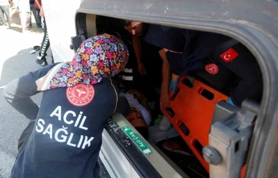 Antalya&rsquo;da servis minib&uuml;s&uuml; devrildi, sıkışan s&uuml;r&uuml;c&uuml;y&uuml; ekipler &ccedil;ıkardı
