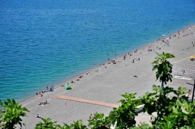 Antalya&rsquo;da termometreler 28 dereceyi g&ouml;sterdi, tatilciler denizin keyfini &ccedil;ıkardı
