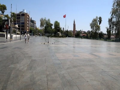 Antalya'da termometreler 40 dereceyi g&ouml;sterdi, kent merkezi boş kaldı