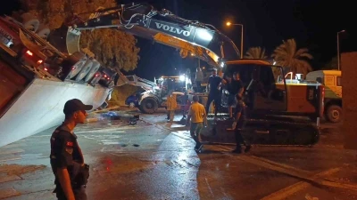 Antalya&rsquo;da tır devrildi: Durakta bekleyen 2 kişi hayatını kaybetti