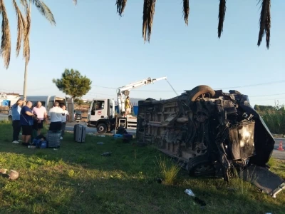 Antalya'da &uuml;&ccedil; aracın karıştığı zincirleme kaza: 17 yaralı