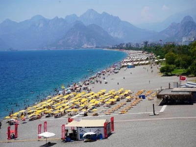 Antalya'da vatandaşlar ve turistler sabah saatlerinden itibaren sahile akın etti