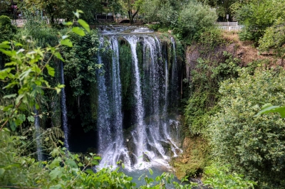 Antalya'nın Doğal G&uuml;zelliklerinden D&uuml;den Şelalesi Ziyaret&ccedil;ilerini Ağırlıyor