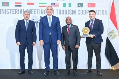 Antalya "2025 Yılı D-8 Turizm Şehri" &ouml;d&uuml;l&uuml;n&uuml; Kahire&rsquo;deki bakanlar toplantısında aldı
