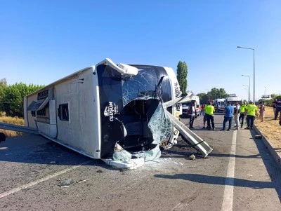 Antalya'ya giden yolcu otob&uuml;s&uuml; devrildi: &Ccedil;ok sayıda yaralı var! 