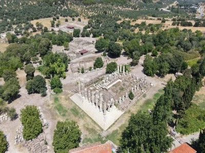 Antik hamamda soğuk su havuzları ve soyunma mekanı g&uuml;n y&uuml;z&uuml;ne &ccedil;ıkarılıyor