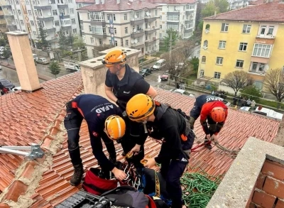 Apartman boşluğuna d&uuml;şen iki &ccedil;ocuk AFAD ekipleri tarafından kurtarıldı
