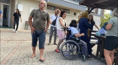 Apartman dairesinde &ccedil;ıkan yangında baba ve iki kızı yaralandı