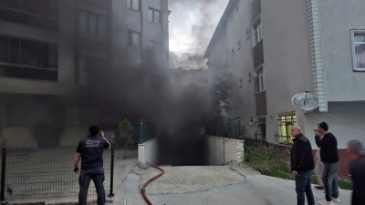 Apartman otoparkındaki otomobilde patlama sonrası yangın