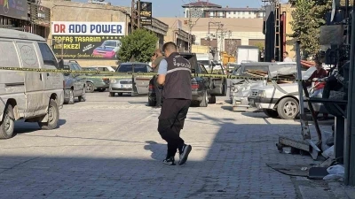 Arabayı yapmayan usta ile m&uuml;şteri arasındaki bı&ccedil;aklı kavgada 3 kişi yaralandı