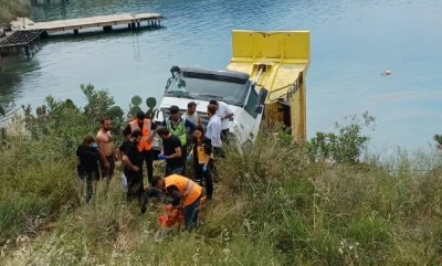 Ara&ccedil; ezilmekten son anda kurtuldu: Kamyon denize d&uuml;şt&uuml;, 2 kişi yaralandı