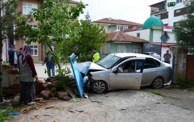 Araca &ccedil;arpmamak i&ccedil;in ani manevra yaptı, bah&ccedil;e duvarına daldı: 2 yaralı
