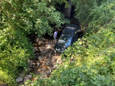 Aracıyla 7 metre y&uuml;kseklikten kanala u&ccedil;tu