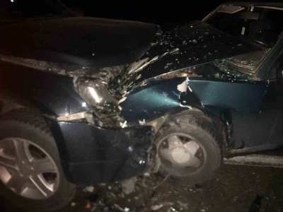 Ara&ccedil;lar kafa kafaya &ccedil;arpıştı: 3 yaralı
