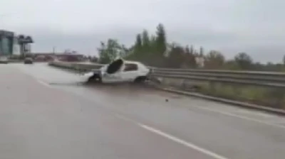 Ara&ccedil;ları yavaşlatmak isterken feci kazayı saniye saniye g&ouml;r&uuml;nt&uuml;ledi
