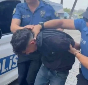 Ara&ccedil;ların camını silerken korkuya neden olmuştu...