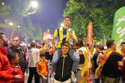Ara&ccedil;larına Fenerbah&ccedil;e bayraklı tabut yerleştiren iki s&uuml;r&uuml;c&uuml;ye ceza