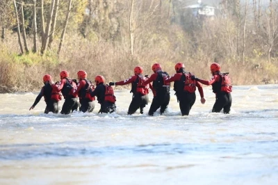 Arama kurtarma ekiplerinden &ccedil;ayda sel tatbikatı