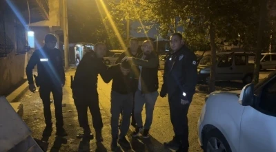  Araması olan arkadaşını yakalatmamak i&ccedil;in havaya ateş a&ccedil;tı