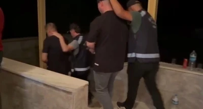 Aranan 2 şahıs saklandıkları evde yakalandı
