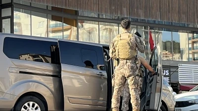 Aranan ş&uuml;pheli ka&ccedil;mak isterken merdivenden d&uuml;şerek yaralandı