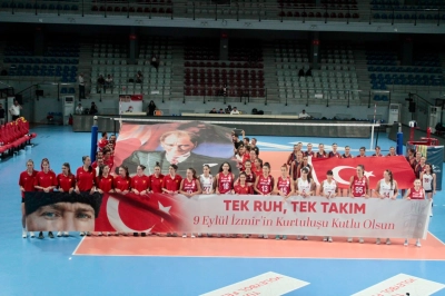 Aras Kargo Spor Kul&uuml;b&uuml;&rsquo;n&uuml;n Ev Sahipliğinde Kadın Voleybol Takımları İzmir&rsquo;in Kurtuluşunu Kutlamak i&ccedil;in Sahadaydı