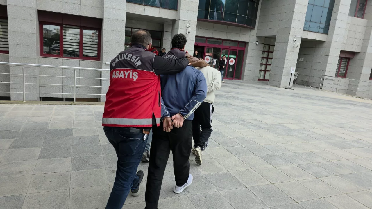 Araştırma g&ouml;revlisinin &ouml;l&uuml;m&uuml;yle ilgili 2 kişi tutuklandı