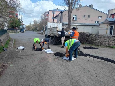Ardahan&rsquo;da asfalt yama &ccedil;alışması
