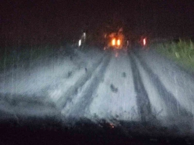 Ardahan'da dolu yağışı karayolunu beyaza b&uuml;r&uuml;d&uuml;