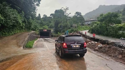 Arhavi&rsquo;de heyelan riski nedeniyle t&uuml;nel trafiğe kapatıldı