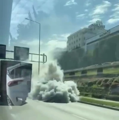 Arıza yapan ara&ccedil; trafiği dumana kattı
