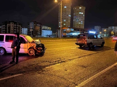 Arızalı minib&uuml;se &ccedil;arpan ara&ccedil;ta 7 aylık bebek dahil 6 yaralı