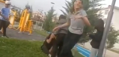 Arkadaşını &ouml;ld&uuml;resiye darbeden kız &ccedil;ocukları o anları da kayda aldılar
