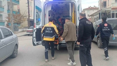 Arkadaşıyla şakalaşırken bı&ccedil;ağın &uuml;zerine d&uuml;şt&uuml;, yaralandı