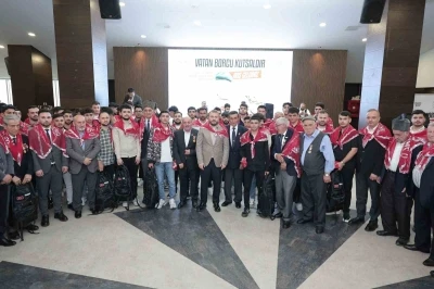 Arnavutk&ouml;y&rsquo;de askere gidecek gen&ccedil;lere kınalı uğurlama
