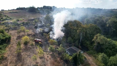 Arnavutk&ouml;y&rsquo;de &ccedil;ayırlık alanda &ccedil;ıkan yangın evlere ve ormana sı&ccedil;radı