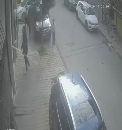 Arnavutk&ouml;y&rsquo;de dehşet anları: &Ccedil;ocuklara saldırdı, bina sakinlerine bı&ccedil;ak &ccedil;ekti
