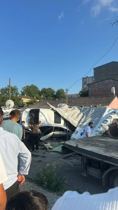 Arnavutk&ouml;y'de otomobil gecekonduya &ccedil;arptı: 5 yaralı