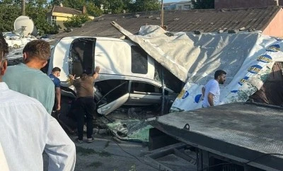 Arnavutk&ouml;y'de otomobil gecekonduya &ccedil;arptı: 5 yaralı
