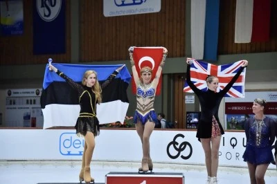 Artistik buz pateninde Naz Arıcı d&uuml;nya şampiyonu