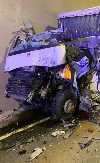 Artvin&rsquo;de t&uuml;nel i&ccedil;inde zincirleme kaza: 1 &ouml;l&uuml;, 2 yaralı