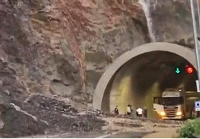 Artvin Erzurum karayolu heyelan nedeniyle ulaşıma kapandı