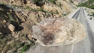 Artvin&rsquo;in Ardanu&ccedil; il&ccedil;esinde dev kaya yola d&uuml;şt&uuml;
