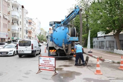 ASAT&rsquo;ın ana arter ve bulvarlarda yağmur suyu hattı temizliği s&uuml;r&uuml;yor
